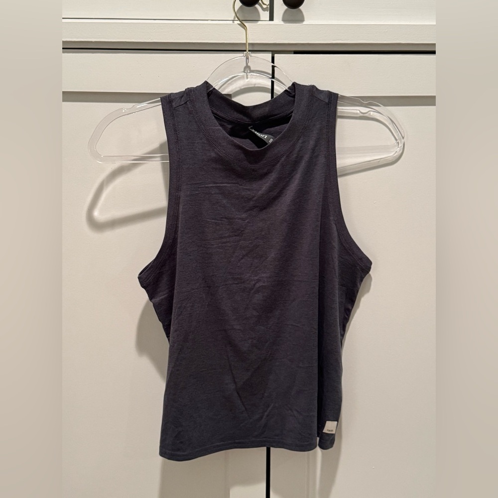 Vuori cropped performance tank top. Dark grey.